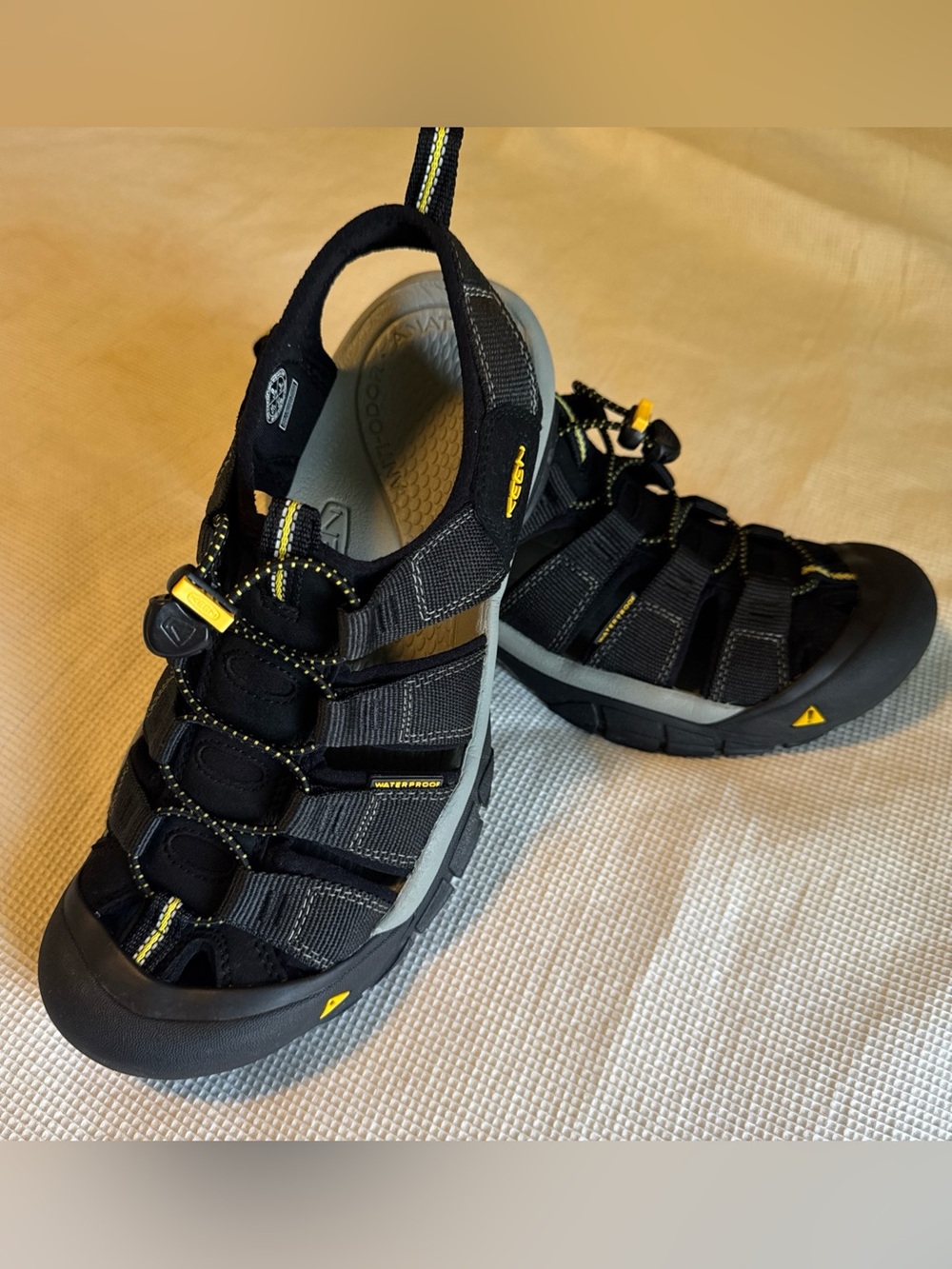 KEEN Newport H2 Waterproof Sport Sandals Men’s Size 9 Black Yellow EUC